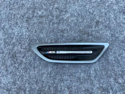 MARCADOR DE PARA-LAMA ESQUERDO GRELHA VENTILAÇÃO 7903879 BMW F10 M5 (2013-2016) FABRICANTE DE EQUIPAMENTO ORIGINAL - Imagem 1 de 4