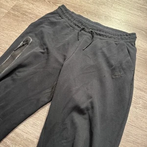 Nike Tech Pants Mens Large Black Fleece Sportswear Zip Pocket Joggers 32x27 - Picture 1 of 12