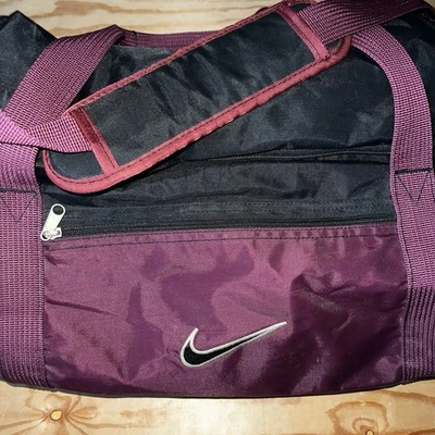 VINTAGE 90s NIKE WHITE TAG LOGO DUFFLE BAG WITH SHOULDER STRAP BURGUNDY BLACK - Image 1 of 4