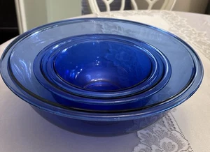 Juego de 3 cuencos mezcladores de vidrio azul cobalto Pyrex 322 323 326 HECHOS EN EE. UU. de colección - Imagen 1 de 8