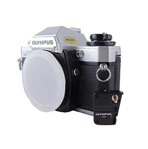 Cuerpo de cámara fotográfica Olympus OM-10 SLR 35 mm y adaptador manual y tapa PROBADO por favor LEER - Imagen 1 de 12