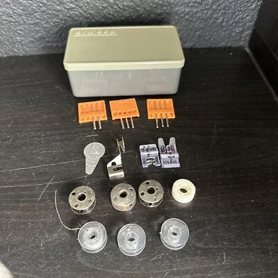 Singer Seeing Machine Box With Accessories  - Imagem 1 de 4