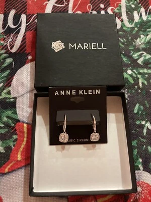 Pendientes colgantes Anne Klein impecables tono plata y circonita cúbica con cierre de palanca Foto 1 de 2