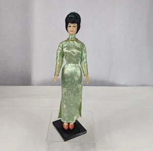 Vintage Vietnam Puppe 13,5 Zoll groß Puppe Figur Holzständer grünes Kleid rote Absätze - Bild 1 von 20