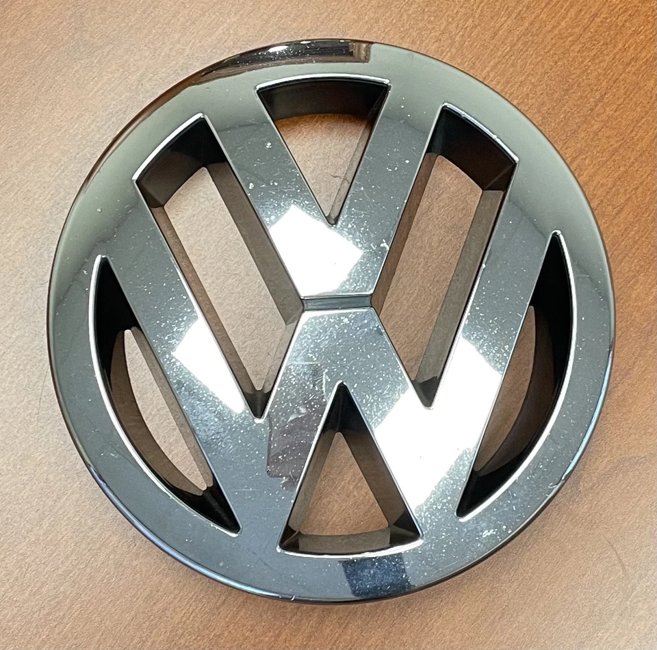 Оригинальная передняя эмблема 2004-2007 VW Touareg & 2009-2014 VW Routan 7L6853601A - Изображение 1 из 4