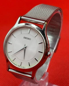 Seiko V700 - 8A10 men`s vintage quartz watch stainless steel bracelet case 36mm - Picture 1 of 14