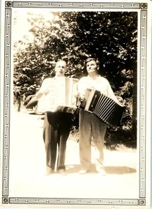 MUSIKER ANTIKES FOTO AKKORDEONSPIELER PORTAIT 1930er SEPIA FOTO SCHNAPPSCHUSS - Bild 1 von 2