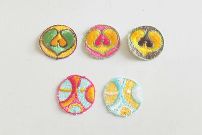 5 runde Aufnäher -3xHerz/Pik + 2xPhantasie- d=4cm, Nähen, no name, 90er Ja. neu - Bild 1 von 4