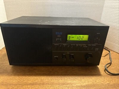 Настольное радио KLH модель 100 AM/FM - ПРОВЕРЕНО - РАБОТАЕТ - с классными наклейками - Изображение 1 из 4