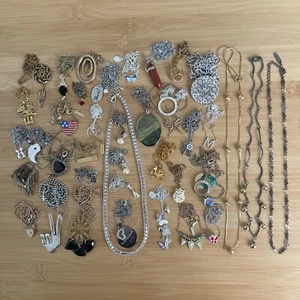 Vintage Dainty Pendant Necklace Lot Of 40 Gold & Silver Tone Many Signed LBS632 - Picture 1 of 11