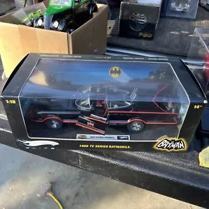 Hot Wheels Elite Edizione Limitata 1966 Serie TV Batmobile 1:18 DC - Foto 1 di 7