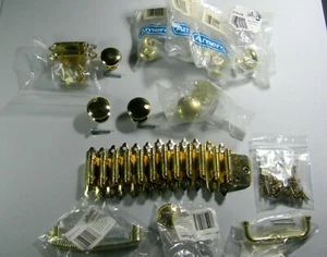 Lote de bisagras y perillas y tirones de gabinete de latón Amerock de espacio pequeño ¡LEE! - Imagen 1 de 9