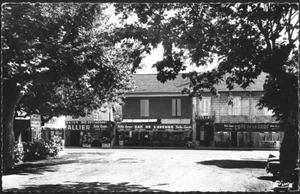 LALEVADE 07 Place Bar de la GARE & de L'AVENUE CPA dentelée Éd Combier 1950-1960 - Picture 1 of 2