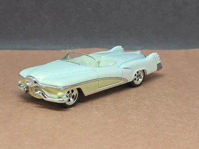 Hot Wheels Larry's Garage Chase 1951 Buick Lesabre concept car pilotos reales Foto 1 de 4