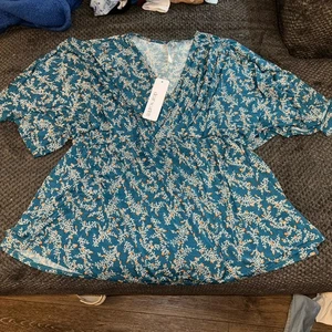 Blusa mediana floral verde azulado Dear Scarlett para mujer manga corta escote en V NUEVA - Imagen 1 de 6