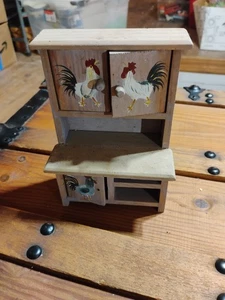 Vintage Armadio casa delle bambole mini cucina country in legno - con galli dipinti 1 pomello mis - Foto 1 di 4