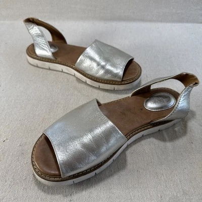 Sandalias planas Clarks artesanales Lydie Hala plateadas cómodas de cuero para mujer 7 LEER Foto 1 de 4