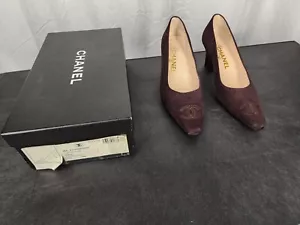 Scarpe favolose Chanel Classic Pump viola scuro taglia 37,5 delicatamente indossate con scatola 98A - Foto 1 di 9