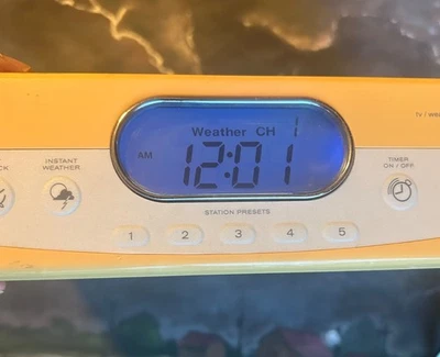 Vintage GE Spacemaker AM/FM Stereo Radio w Light Weather On Off Timer 7-4235A - Image 1 of 4