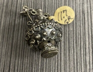VINTAGE STERLING SILVER ORNATE/VASE/URN/WINE/PITCHER BRACELET CHARM, 11.8 grams - Picture 1 of 3