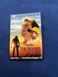 Pin Back Button Walt Disney The Rookie Dennis Quaid DVD Video Advertisement - Bild 1 von 2