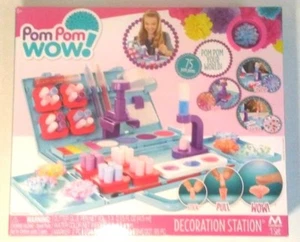 Estación de decoración Pom Pom Wow de Maya Toys nuevo en caja kit artesanal - Imagen 1 de 4