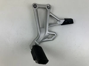 BMW F750GS K80 F850GS F900GS K81 poggiapiedi posteriore Footrest Rear LH supporto valigia - Foto 1 di 12