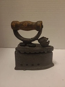Antigua caja de hierro fundido de carbón de colección prensa ropa hierro mango de madera  - Imagen 1 de 14