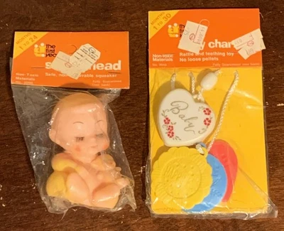 (2) 复古 The First Years First Key Charm & Squeak 婴儿和婴儿玩具 NOS — 第 1/4 张图片
