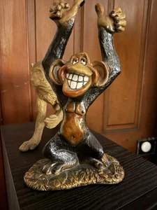 JOHN Raya Beasties of Kingdom Rusty CaCa Chimp Monkey Figurine Nature's Zoo - Bild 1 von 4