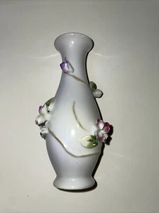 Light Gray Porcelain VASE with Raised applied Flowers Japan Mid Century - Imagen 1 de 7