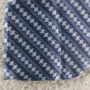 Cravatta Stonehenge blu geometrica 100% seta fatta a mano 3,5" - Foto 1 di 9