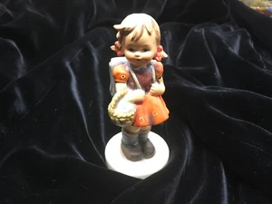 Estatuilla Goebel Hummel Niña Escolar Mochila para Caminar Alemania Occidental - Imagen 1 de 5