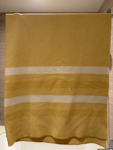 Manta de lana vintage AMARILLA 78" X 86" delgada en manchas y manchas - Imagen 1 de 8