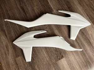 2019-2022 KTM SX-F & SX (and more!) Motocross Radiator Shrouds by UFO KT04092042 - Foto 1 di 8