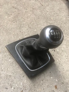 AUDI A3 8P GEAR KNOB 6 SPEED WITH LEATHER GAITOR WHITE STITCHING 2011 - Picture 1 of 4