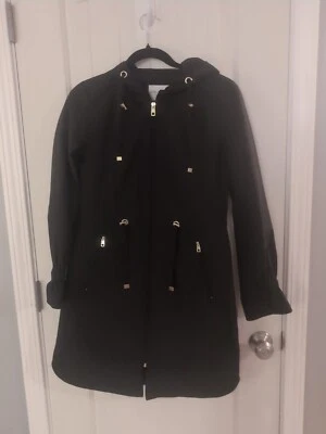 Chaqueta de lluvia Cole Haan Signature talla XS negra con capucha bolsillos con cremallera de longitud media  Foto 1 de 4