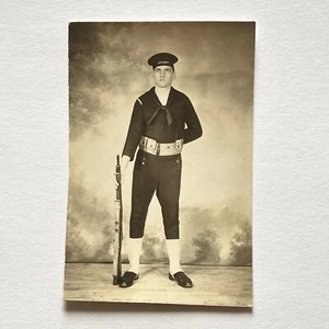 Antigua postal fotográfica real RPPC guapo marinero arma militar de la Marina de los Estados Unidos - Imagen 1 de 10