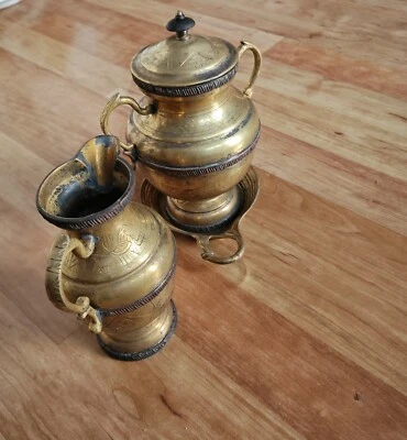 Altes Messingkannen Ensemble + 1 Untersetzer & Deckel Pyramiden und Sphinx Motiv - Bild 1 von 3