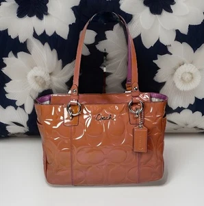 Bolso de Mano COACH Signature Charol F17728 Galería Repujado Coral/Salmón - Imagen 1 de 23
