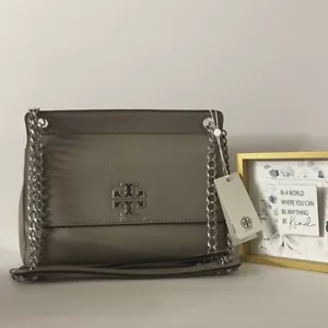 ๐ผ๐ฆ Tory Burch ๐ผ๐ฆ Borsa a tracolla Britten Flap grigio francese ๐ผ GB22 - Foto 1 di 8