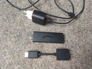 Amazon Fire TV Stick HD (3. Gen) FHD-Medienstreamer mit Adapter und Stromkabel - Bild 1 von 4