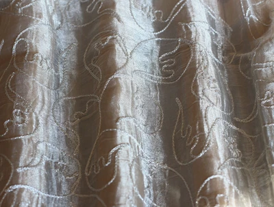 Tela de organza de seda/metálica con bordado plateado 44" de ancho, por yarda (EB-950) Foto 1 de 2