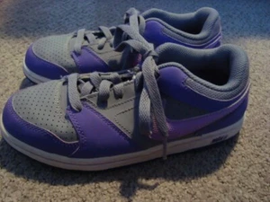 Nike Prestige IV Schuhe lila grau Schnürschuhe Low Top Jugend 2 - Bild 1 von 5