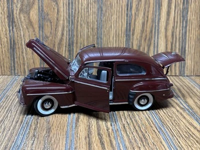 T0486 Danbury Mint 1947 Ford Super Deluxe Tudor Sedan 1:24 Maroon - Image 1 of 4