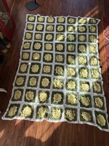 Vintage Blumen 3D Rose gehäkelt afghanische Granny Square Decke Überwurf gelb grün - Bild 1 von 9