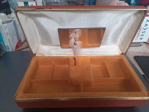 VINTAGE FAUX LEATHER MUSICAL JEWELLERY BOX, WITH TWIRLING BALLERINA - Bild 1 von 8