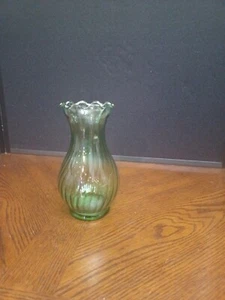 VINTAGE 7" EMERALD GREEN RIBBED SWIRL SCALLOPED RIM GLASS VASE - Picture 1 of 8