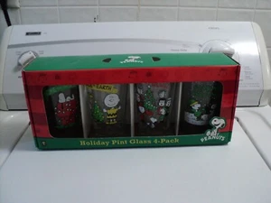 Peanuts Holiday Pint Glass Set (4-Pack, 2011) - NEW - Snoopy, Charlie Brown - Picture 1 of 4