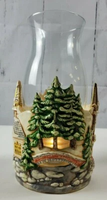 Base portavelas de cerámica Scioto invierno escena iglesia nevada con globo huracán Foto 1 de 4